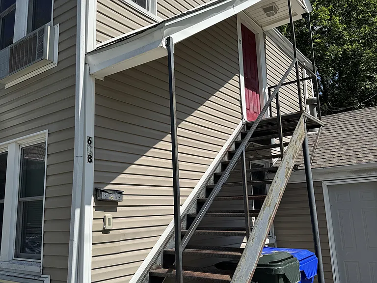 608 W Symmes St — Photo 8