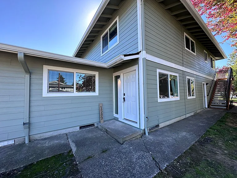 1589 NE Kane Dr — Photo 2