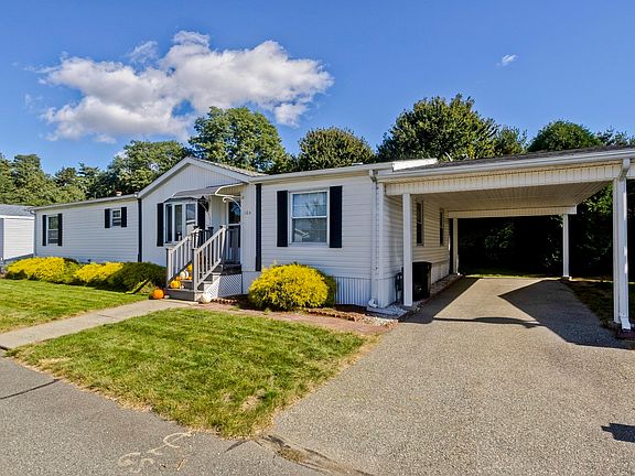3rd image of 104 Holiday Cir