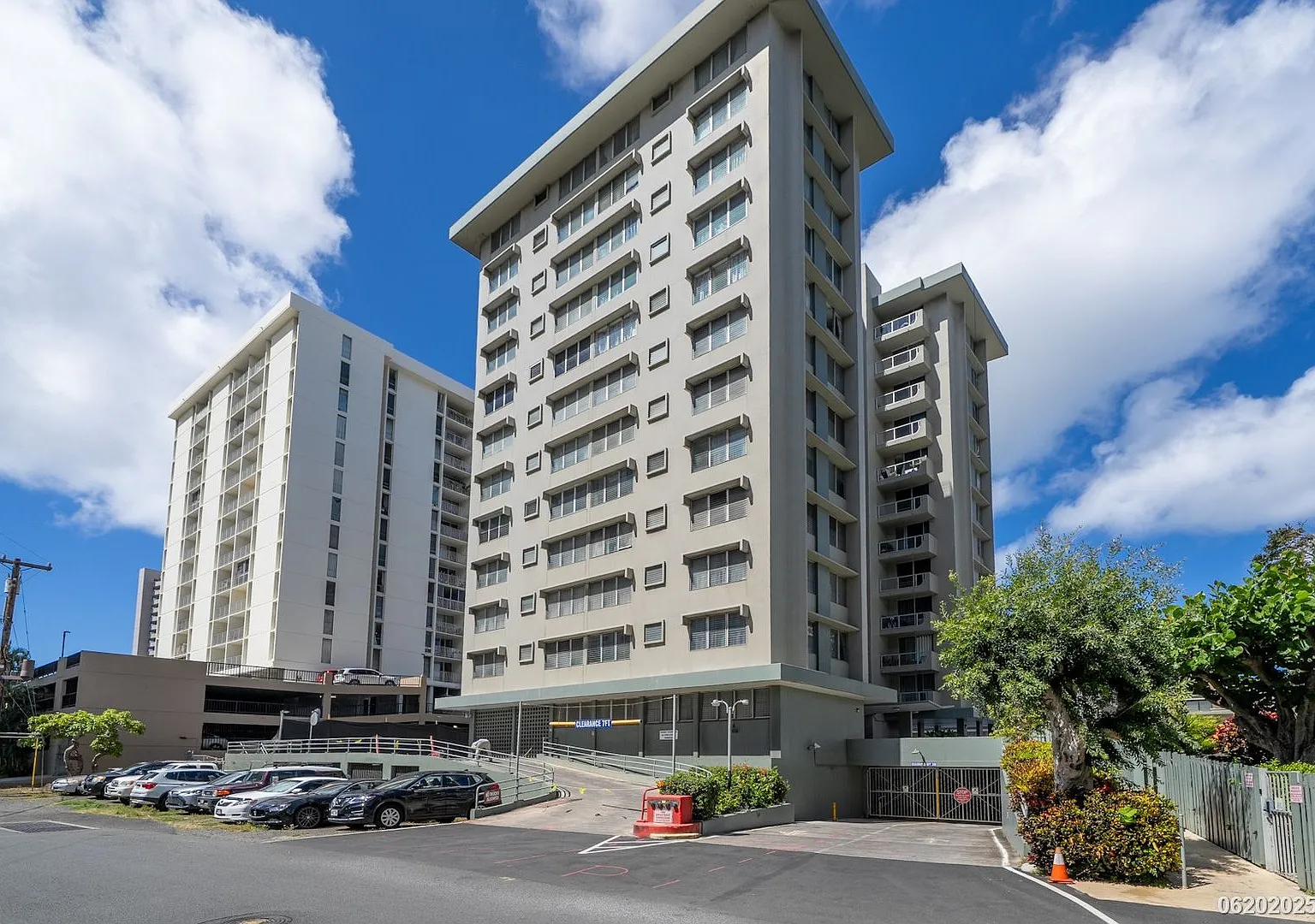 $2400 / 2 BD, 1 BA, 1 parking Condo in Hono Hale Towers — Photo 2