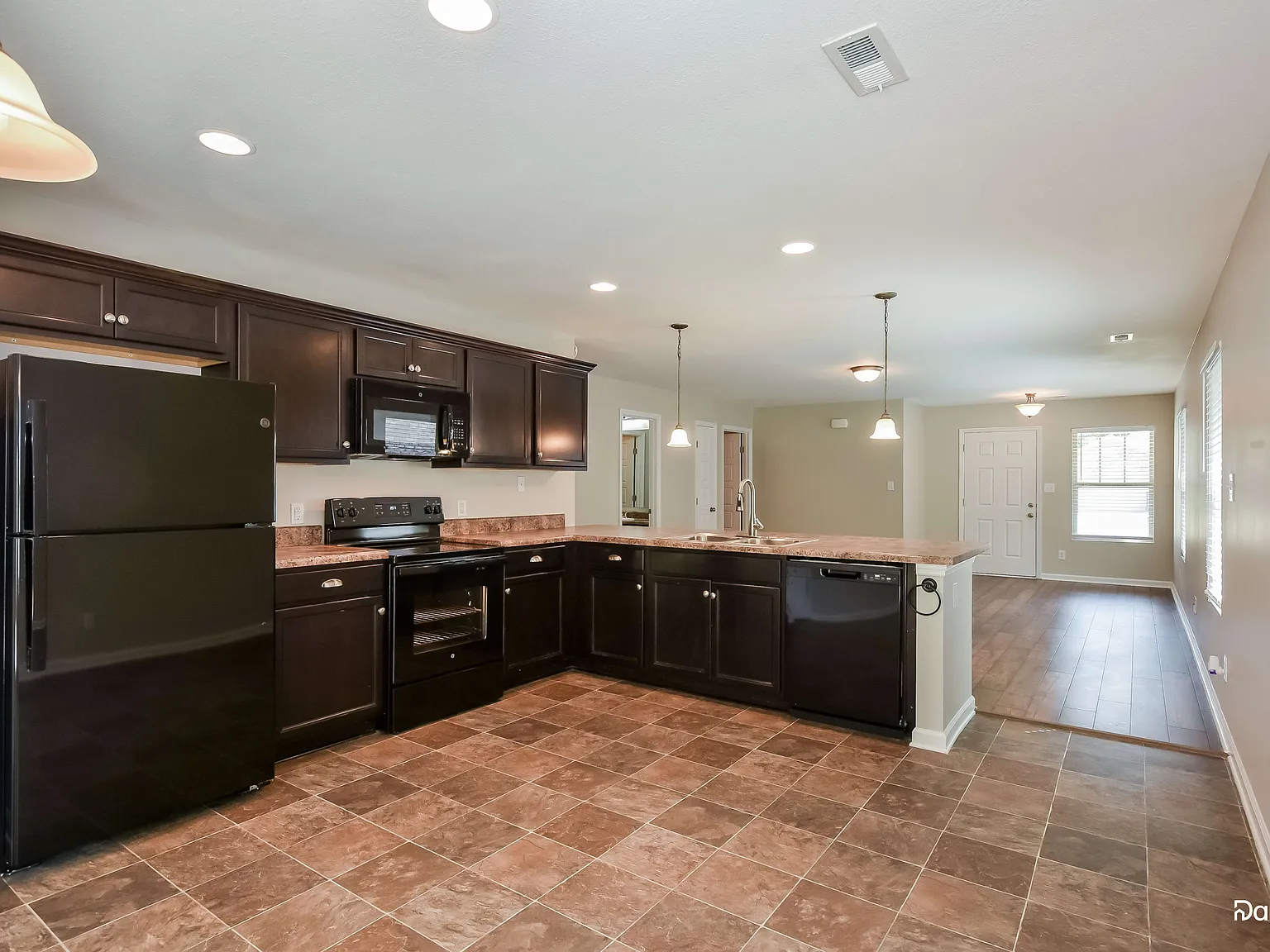 3 bed, 2.0 bath, 1540 sqft, $1,620 — Photo 2