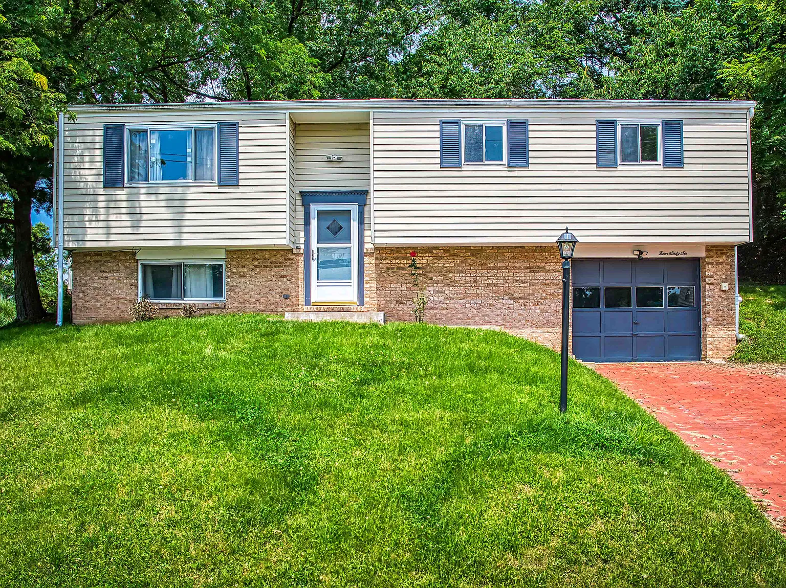 466 Mohican Ave photo 1