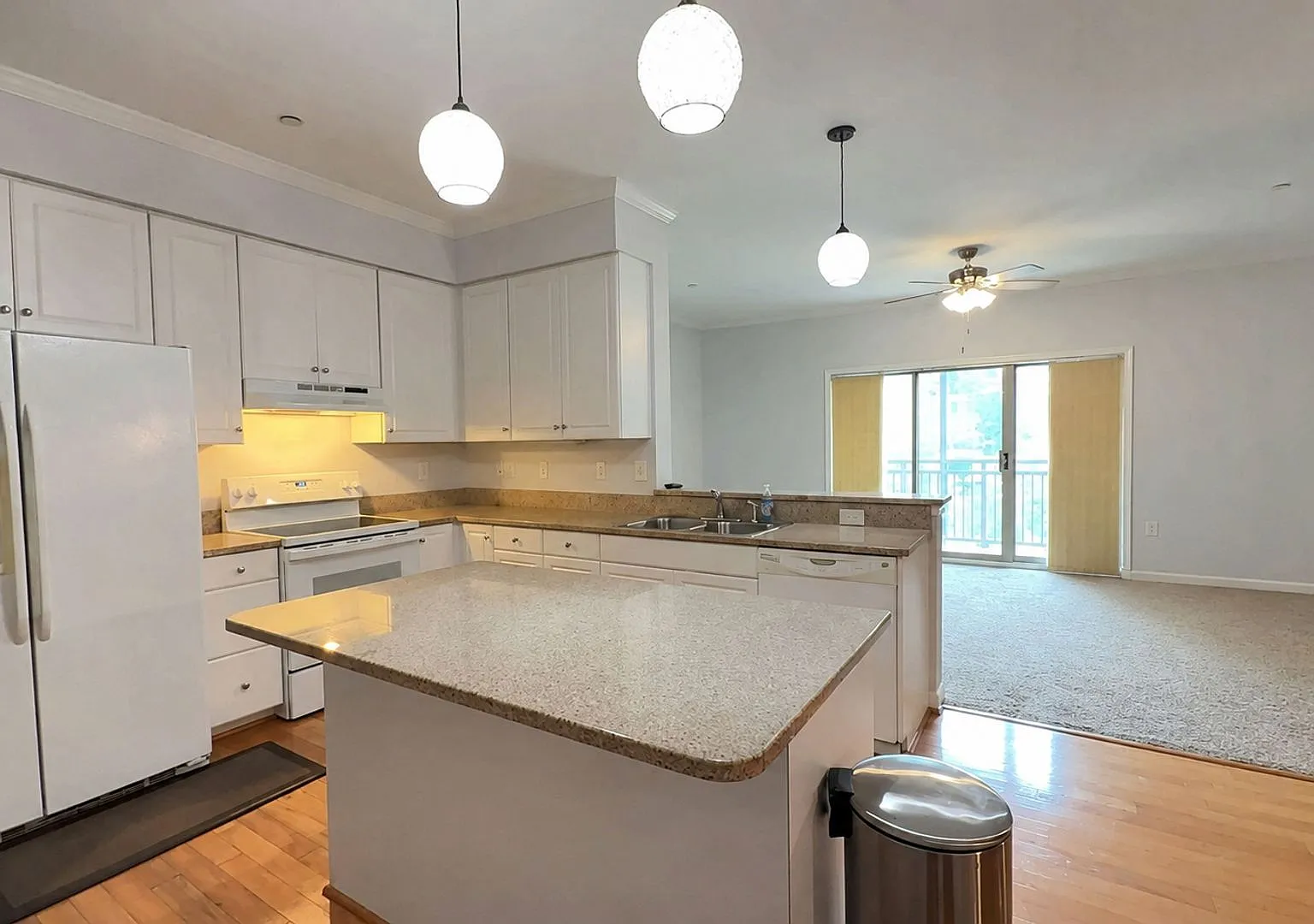 Charming 2-Bedroom Condo in Port Warwick — Photo 2