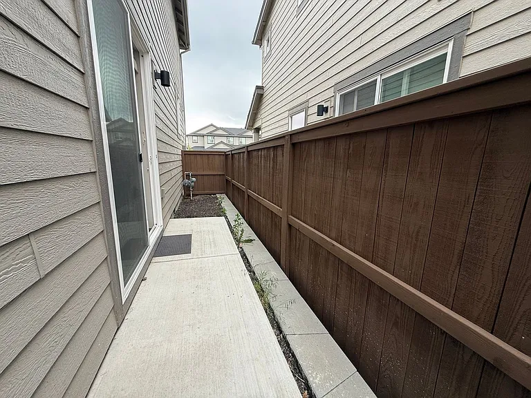 2366 NE Victor Pl — Photo 23