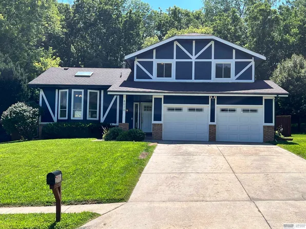 8028 Raven Oaks Dr, Omaha, NE 68152