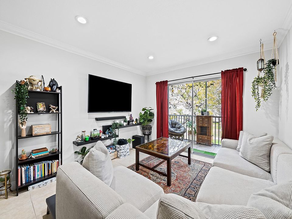 1st image of 899 SE 2nd Avenue #204