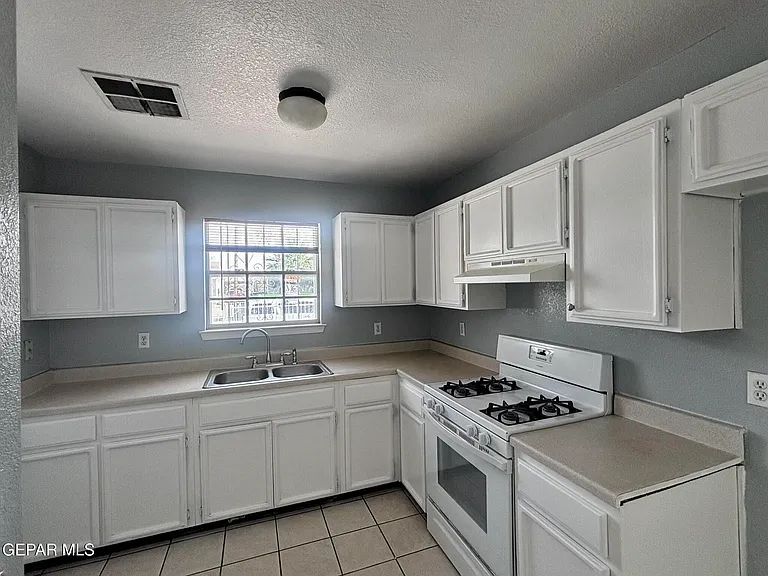 11924 Kings Guard Dr — Photo 6