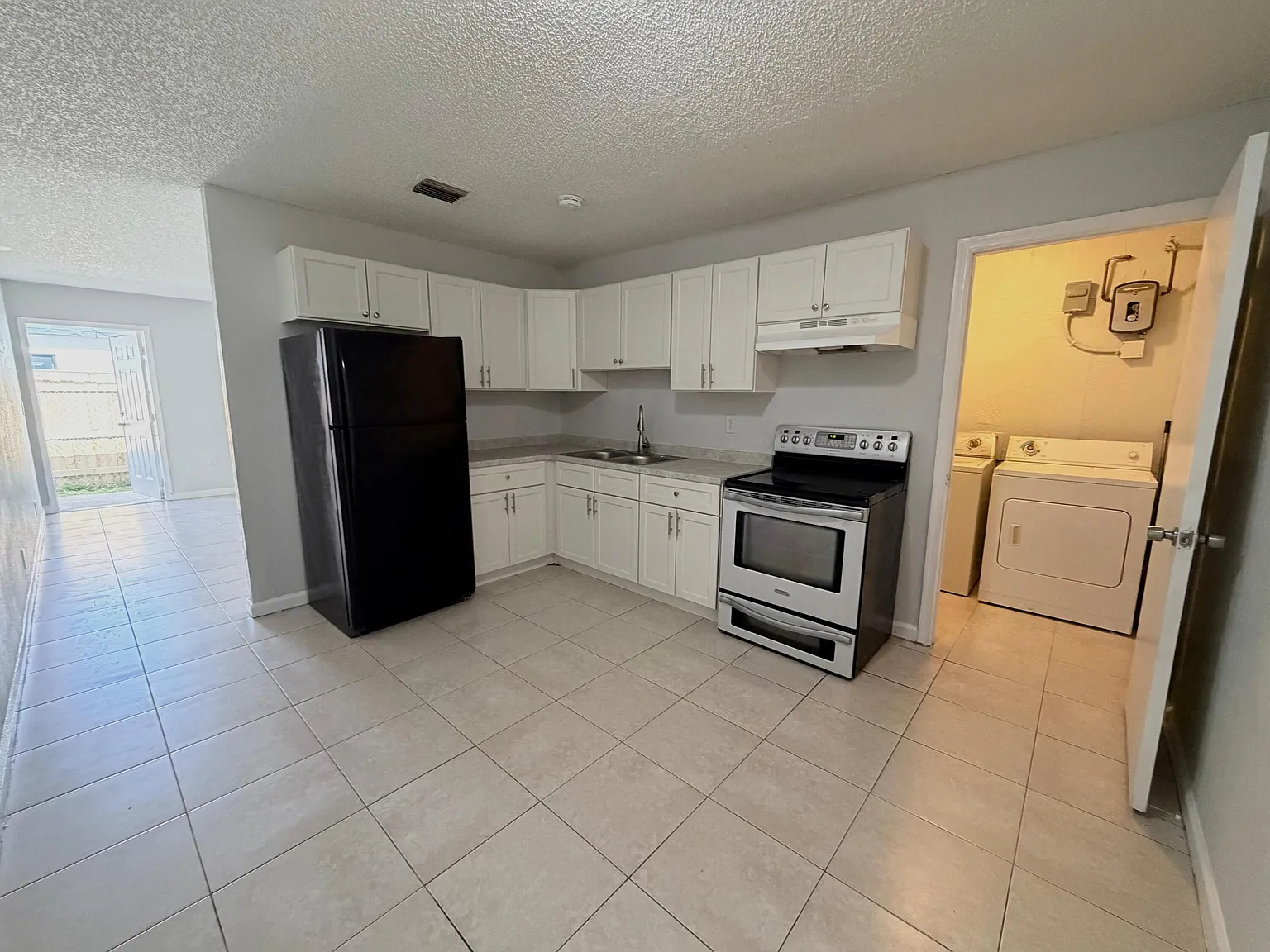 2 bed, 1.0 bath, 990 sqft, $1,700 — Photo 2