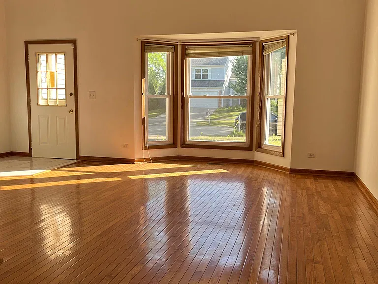 128 Ainslie Dr — Photo 3