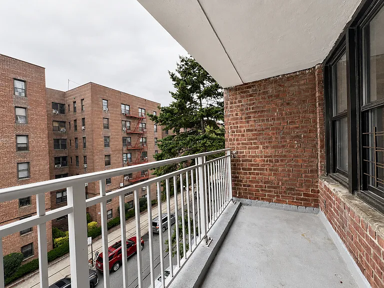 2409 E 3rd St #5F — Photo 13