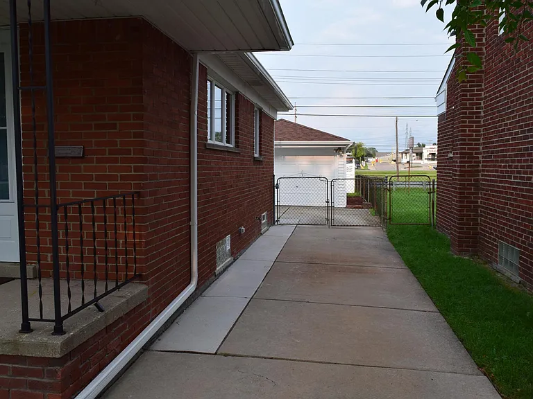 2459 Medford St — Photo 3