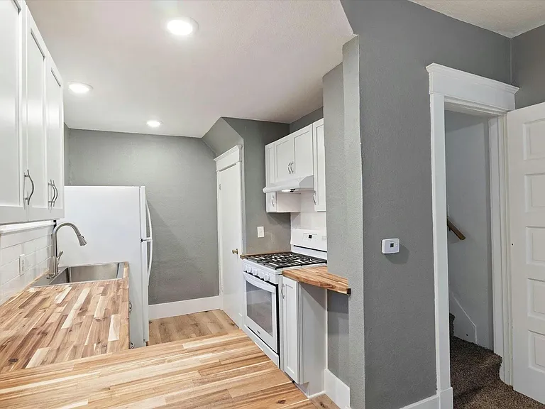 2901 Wall St — Photo 8
