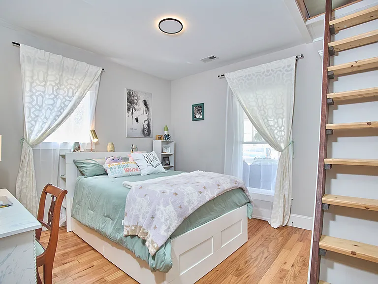 Second bedroom with latter to loft area