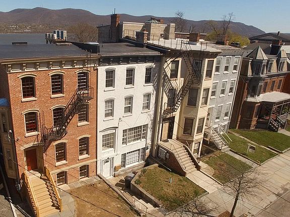 3rd image of 176 Grand St APT 1