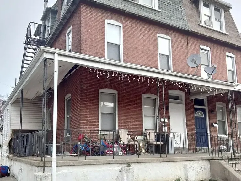 336 W 8th St — Photo 1