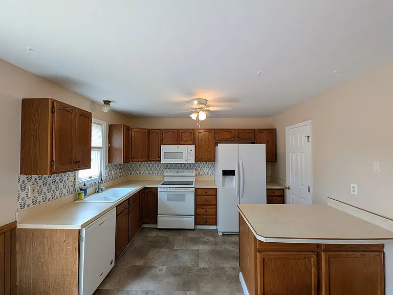 1816 Lakeside Dr — Photo 6