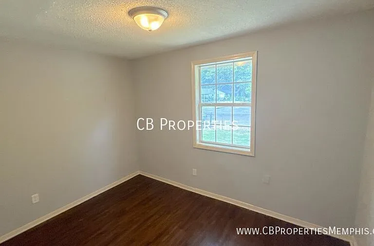 1734 Wildrose St — Photo 3
