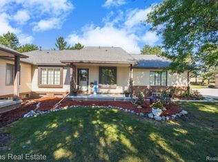 5007 Sandalwood Dr, Grand Blanc, MI 48439
