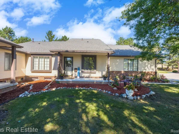 5007 Sandalwood Dr, Grand Blanc, MI 48439