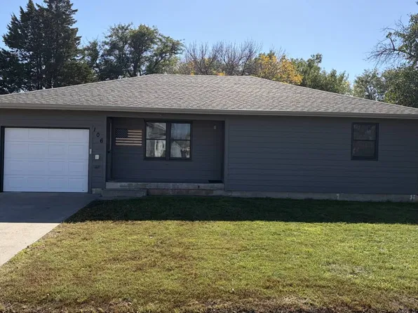 106 E 7th St, Platte, SD 57369
