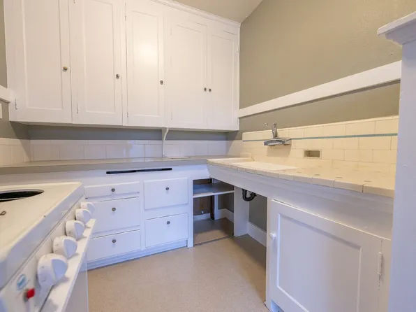 Queen Marie, 1210 SE 20th Ave APT 307, Portland, OR 97214
