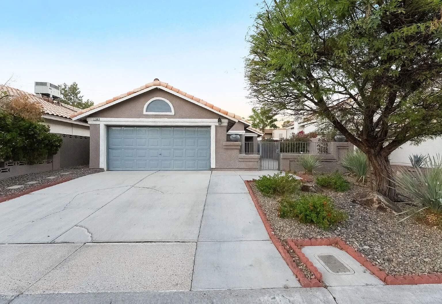 2 bed, 2.0 bath, 969 sqft, $1,900 — Photo 2