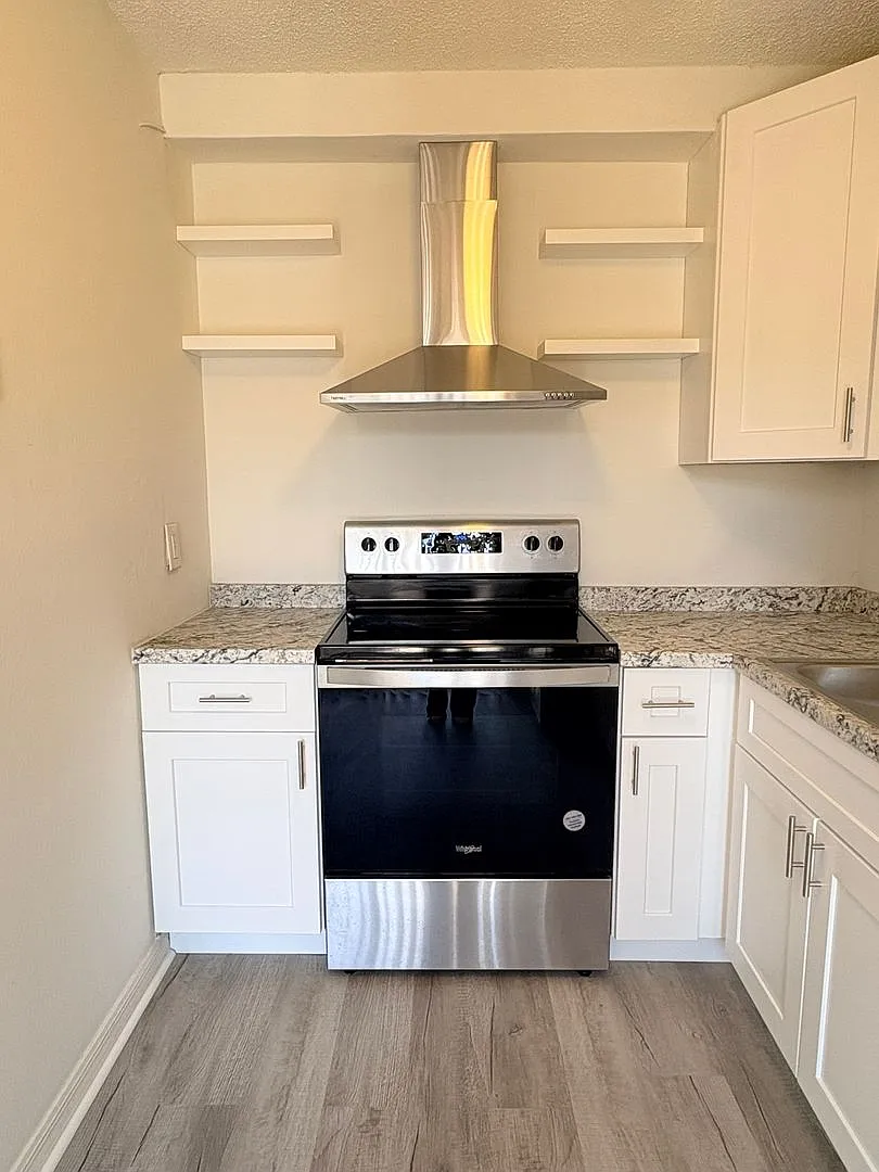 *Newly Renovated!* Must See - 2/2 Townhome For Rent — Photo 3