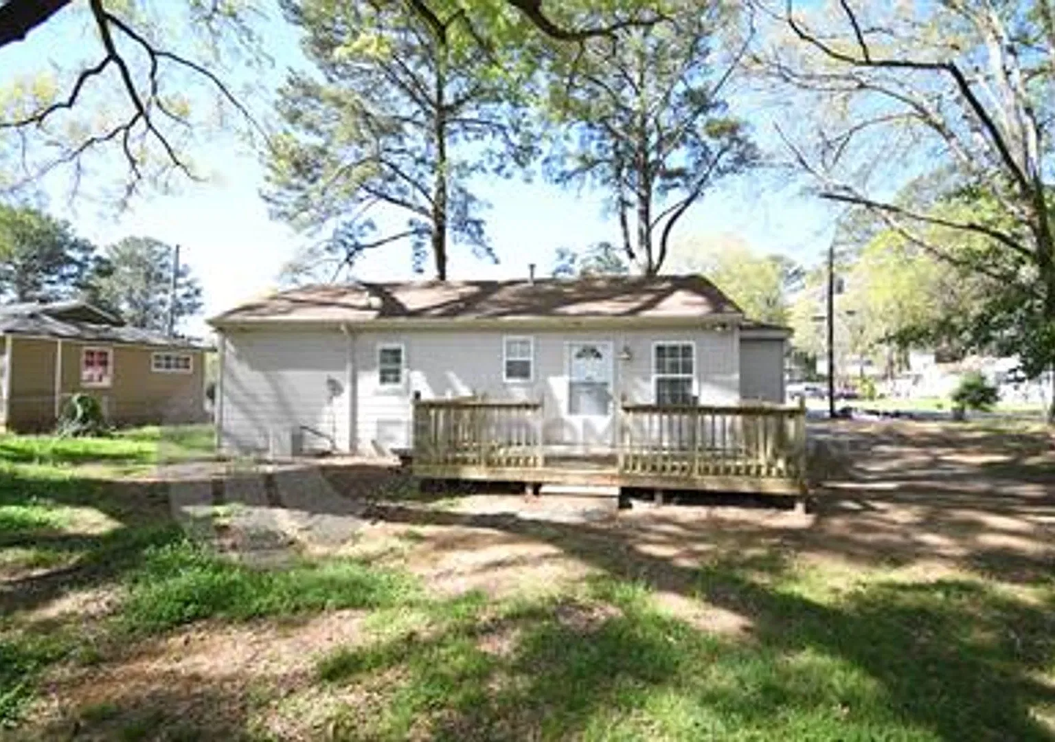 Comfortable 3-Bedroom Home with Deck & Backyard — Photo 4