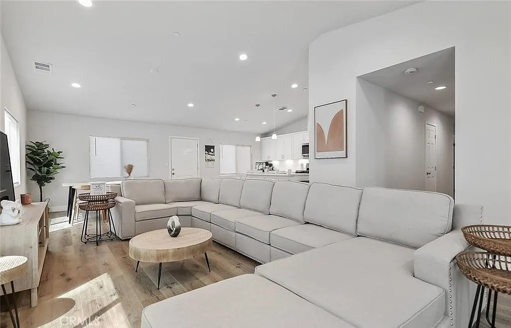 4 bed, 2.5 bath, 1948 sqft, $3,300 — Photo 4
