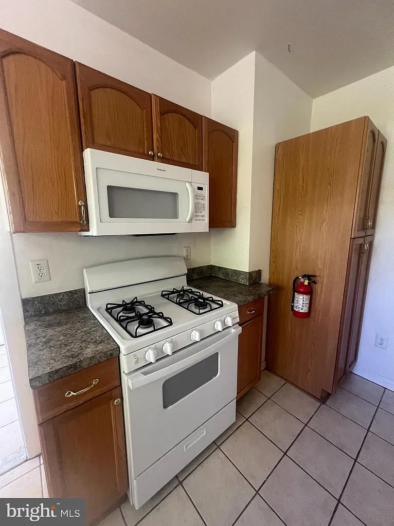 3 bed, 1.5 bath, 1381 sqft, $2,300 — Photo 3