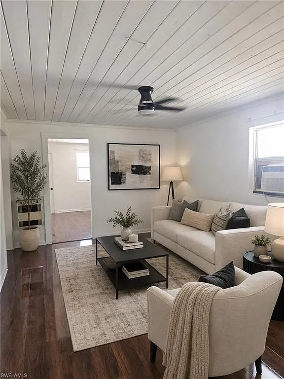 2 bed, 1.0 bath, 696 sqft, $1,300 — Photo 1
