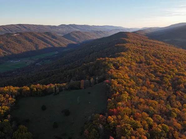 22235 Mountaineer Dr, Seneca Rocks, WV 26884