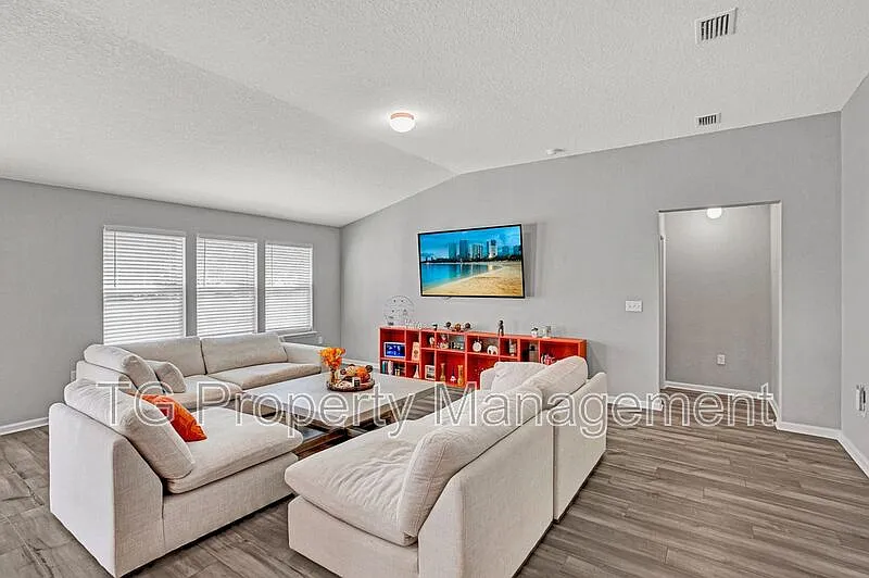 4 bed, 2.0 bath, 2149 sqft, $2,450 — Photo 3