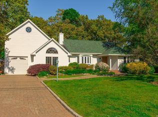 979 Aberdeen Rd, Bay Shore, NY 11706