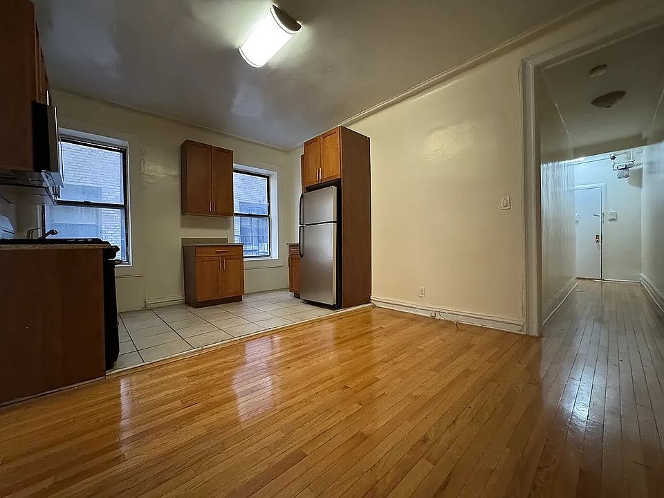 2nd image of 884 Riverside Dr #L1