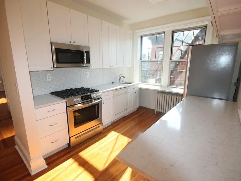 1000 Hudson St #404 — Photo 4