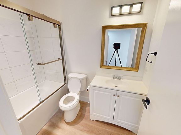 4th image of 5804 Woodman Ave APT 3