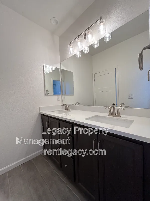 4 bed, 3.0 bath, 2164 sqft, $3,099 — Photo 4