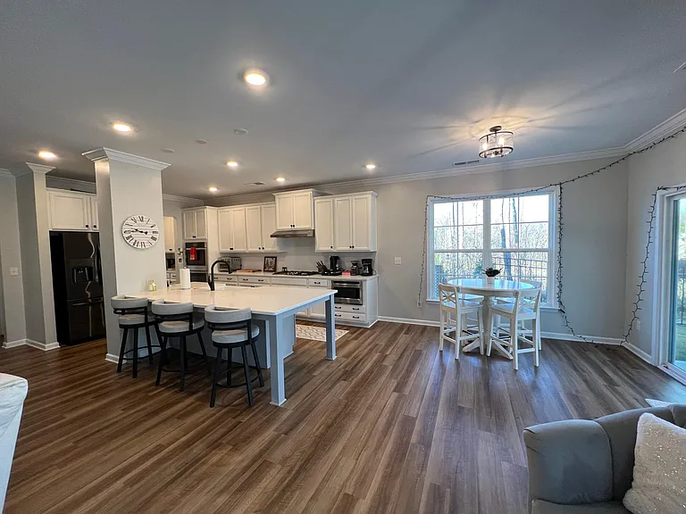 Open eat-in kitchen area
