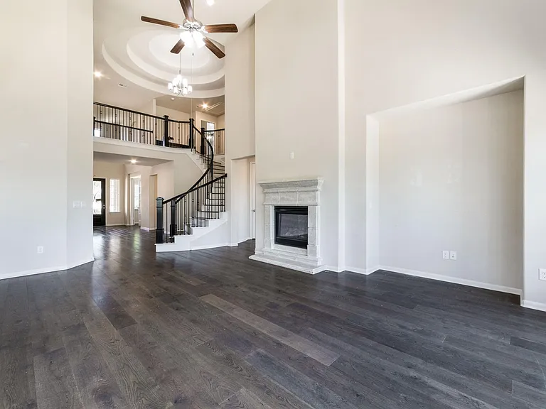 Huge Living room with high ceilings