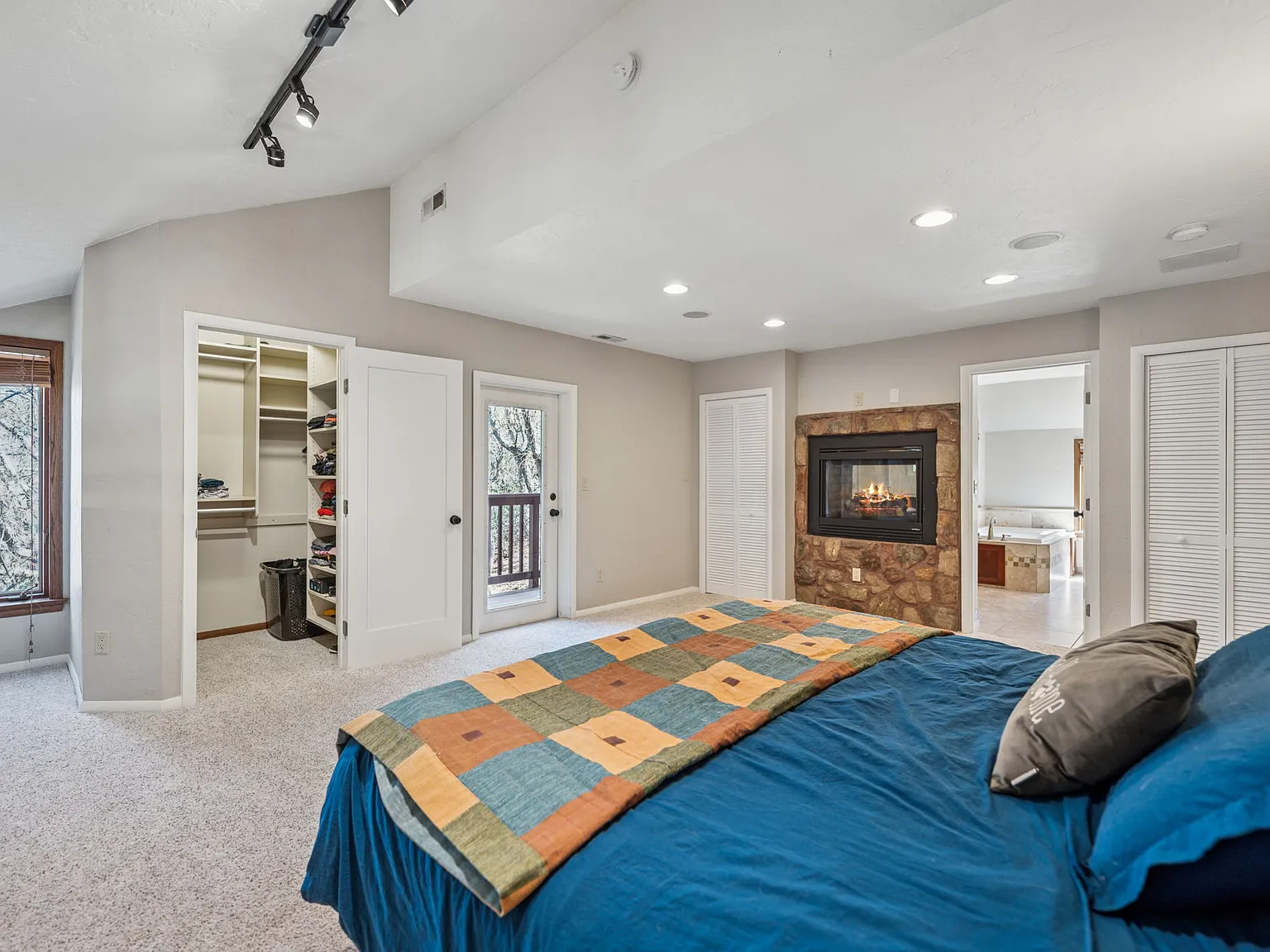 4 bed, 3.5 bath, 4011 sqft, $3,500 — Photo 4