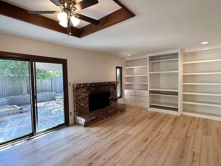 927 Acacia Ln — Photo 6