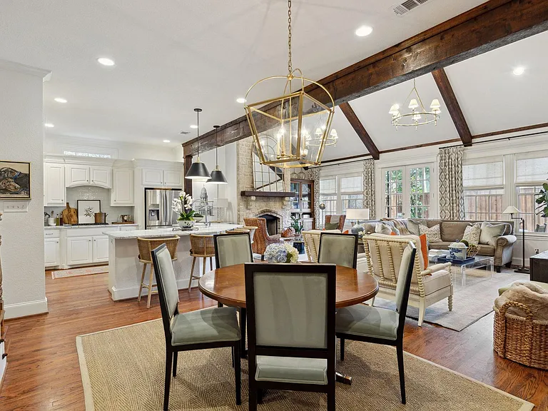 2704 Amherst Ave — Photo 10
