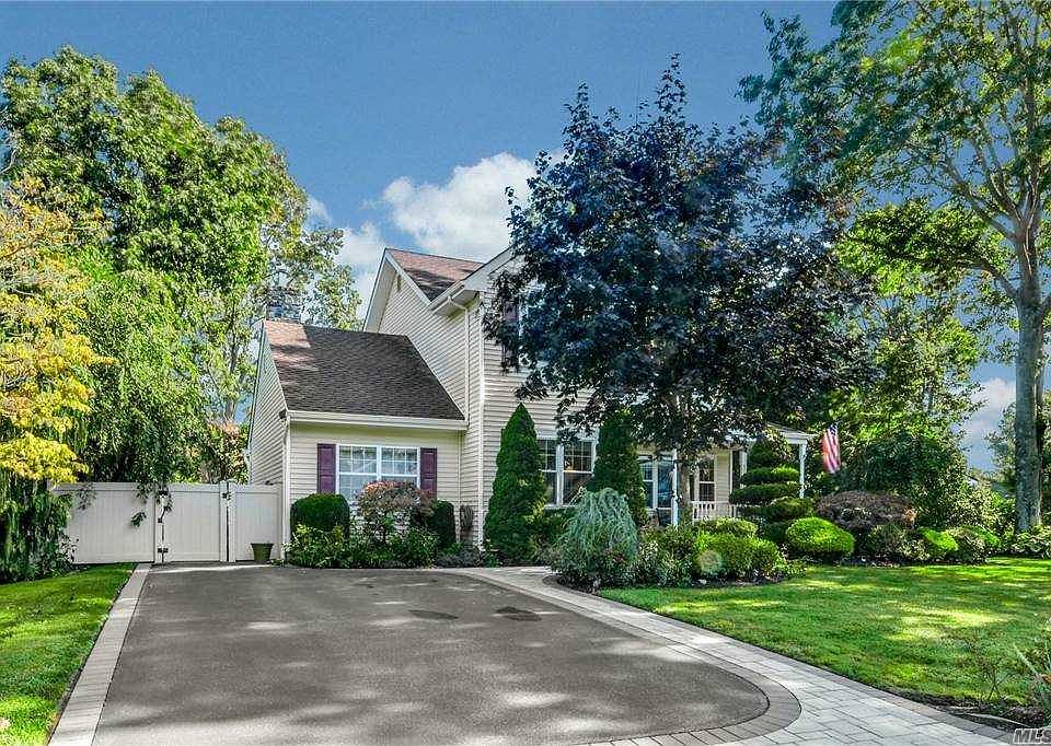 1st image of 15 Winnecomac Cir