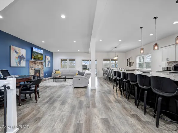 58 Lakeview Dr, Lake Harmony, PA 18624