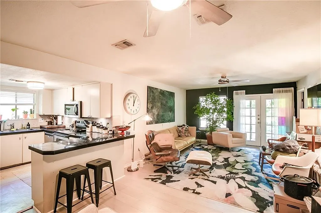 3 bed, 2.0 bath, 1336 sqft, $2,750 — Photo 3