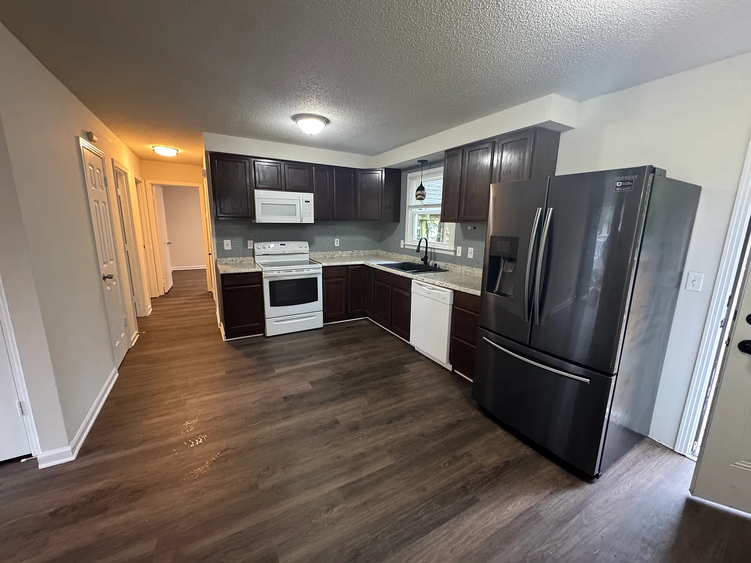3 bed, 1061 sqft, $1,400 — Photo 2