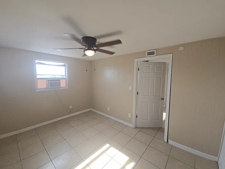 953 6th St SE #9 — Photo 7