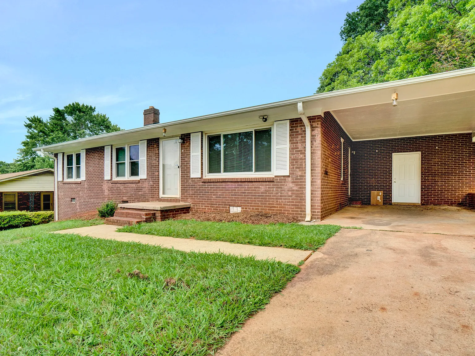 3 bed, 1.5 bath, 1215 sqft, $1,595 — Photo 1