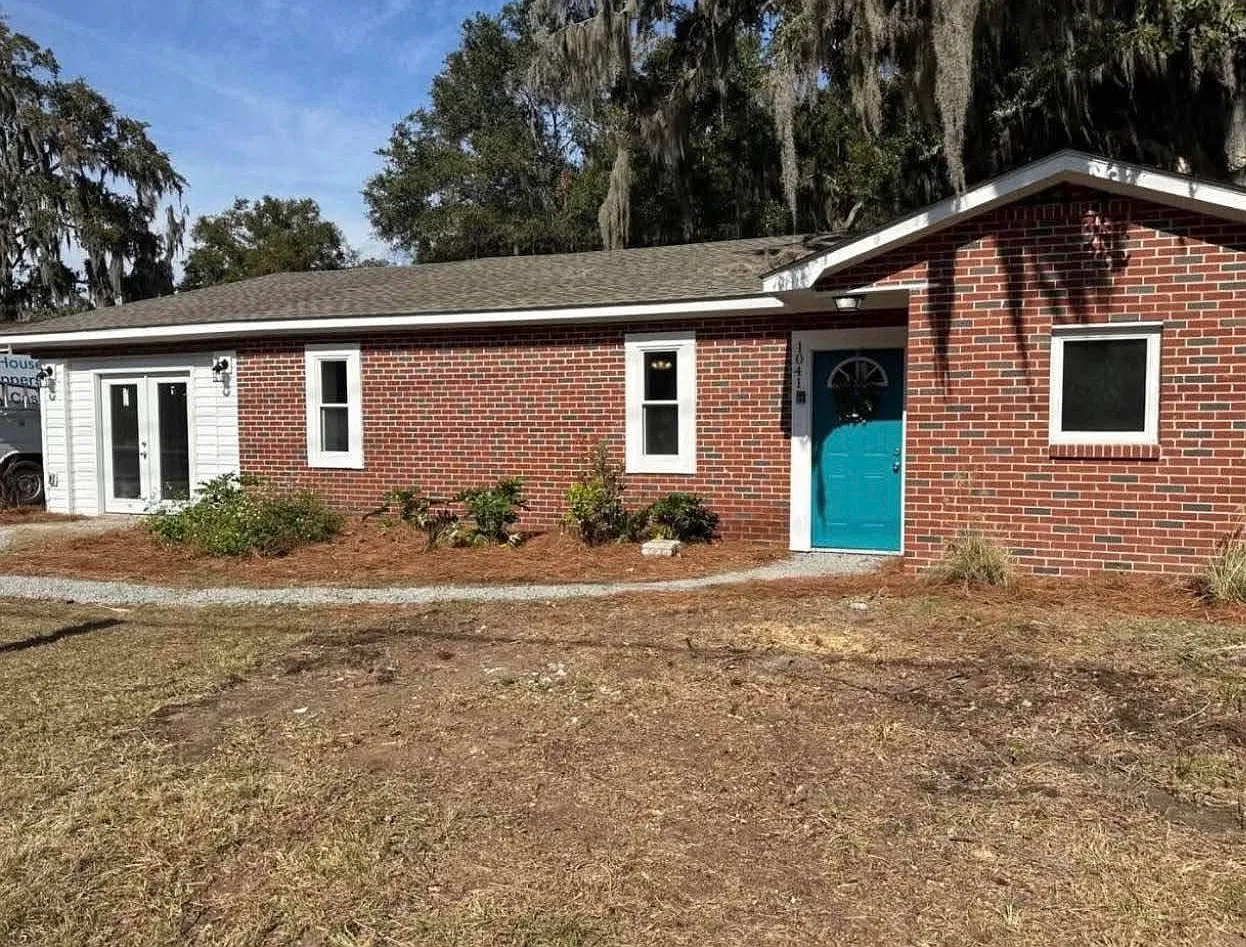 4 bed, $2,350 — Photo 1